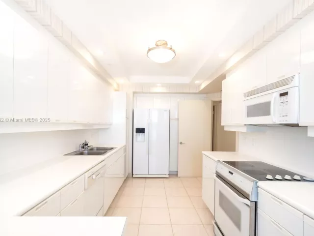 2-bedroom condo for sale in Aventura - 2000 Island Blvd 1002 - MondialRealty