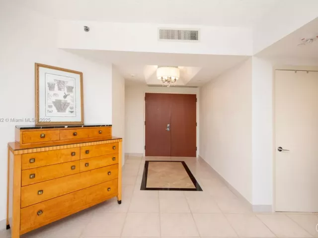 2-bedroom condo for sale in Aventura - 2000 Island Blvd 1002 - MondialRealty