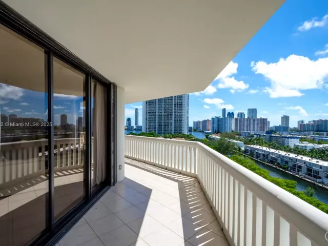 2-bedroom condo for sale in Aventura - 2000 Island Blvd 1002 - MondialRealty