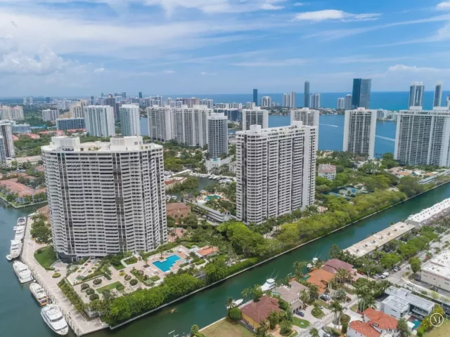 2-bedroom condo for sale in Aventura - 2000 Island Blvd 1002 - MondialRealty