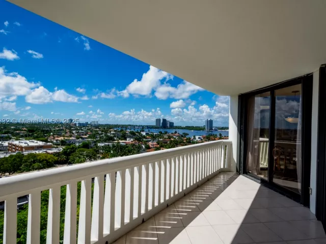 2-bedroom condo for sale in Aventura - 2000 Island Blvd 1002 - MondialRealty