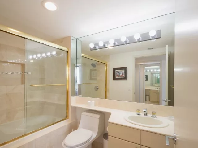 2-bedroom condo for sale in Aventura - 2000 Island Blvd 1002 - MondialRealty