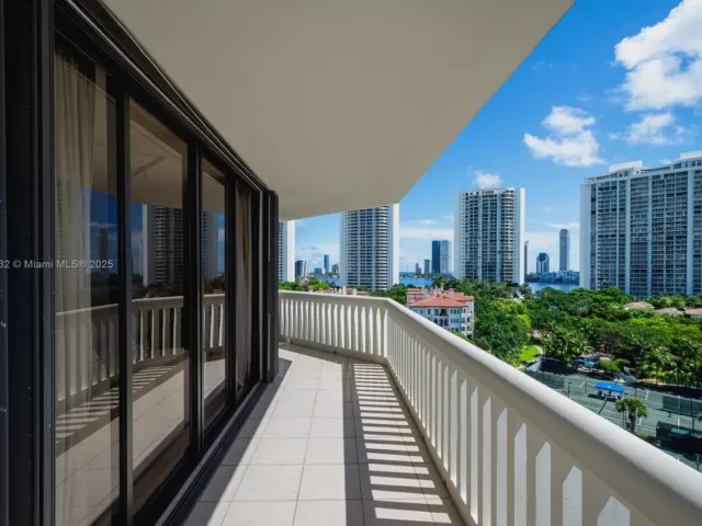 2-bedroom condo for sale in Aventura - 2000 Island Blvd 1002 - MondialRealty