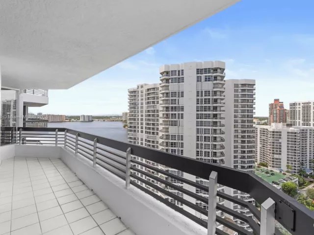 2-bedroom condo for sale in Aventura - 19195 Mystic Pointe Dr 2502 - MondialRealty