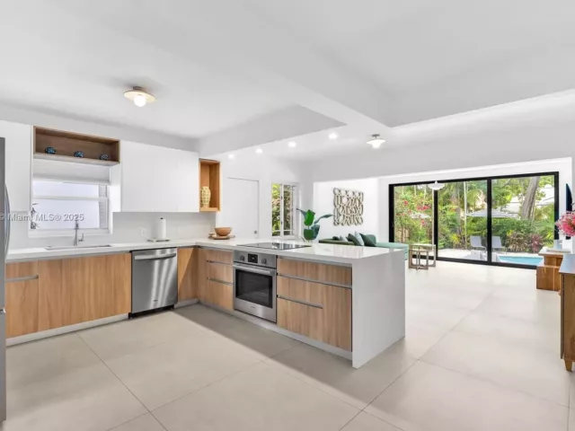 4-bedroom home for rent in Miami - 141 SW 23rd Rd - MondialRealty