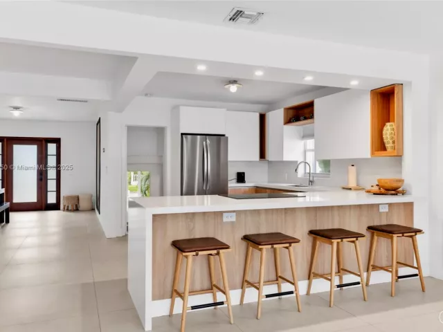 4-bedroom home for rent in Miami - 141 SW 23rd Rd - MondialRealty