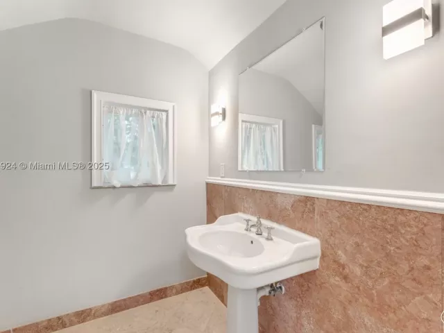4-bedroom home for rent in Miami Beach - 11 E Rivo Alto Dr - MondialRealty
