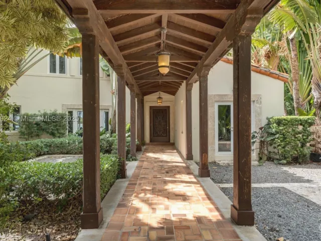 4-bedroom home for rent in Miami Beach - 11 E Rivo Alto Dr - MondialRealty