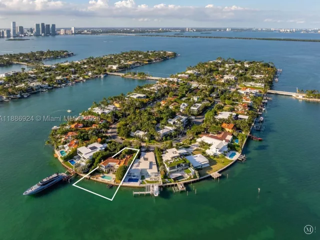 4-bedroom home for rent in Miami Beach - 11 E Rivo Alto Dr - MondialRealty