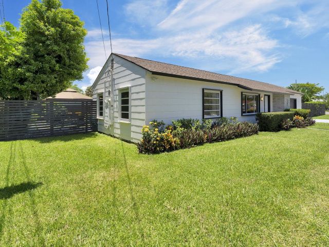 Home for sale at 2301 Ridgeway Avenue - photo 6601419