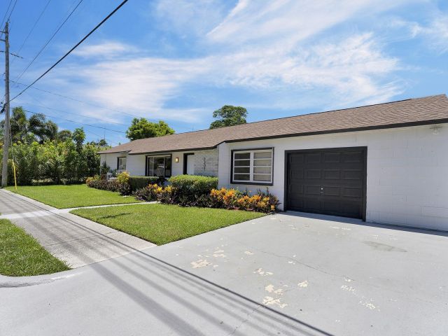 Home for sale at 2301 Ridgeway Avenue - photo 6601421