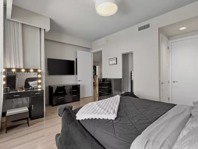 2-bedroom condo for sale in Bal Harbour - 9705 Collins Ave 2304N - MondialRealty