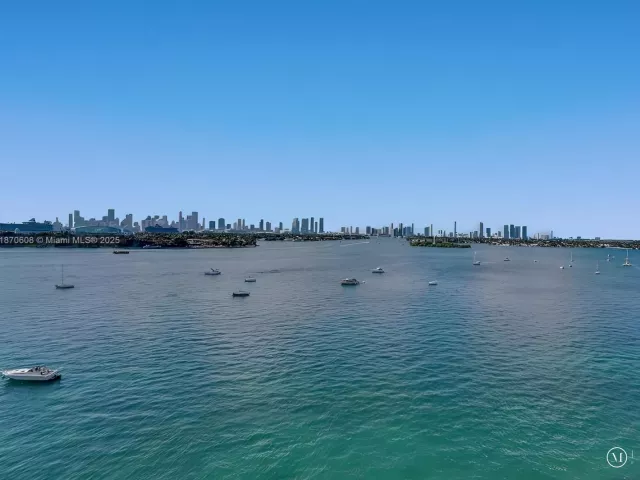 1-bedroom condo for sale in Miami Beach - 1100 West Ave 1024 - MondialRealty