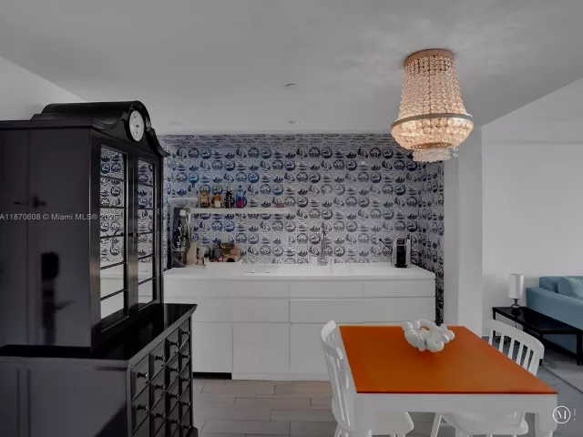 1-bedroom condo for sale in Miami Beach - 1100 West Ave 1024 - MondialRealty