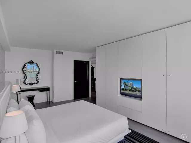 1-bedroom condo for sale in Miami Beach - 1100 West Ave 1024 - MondialRealty