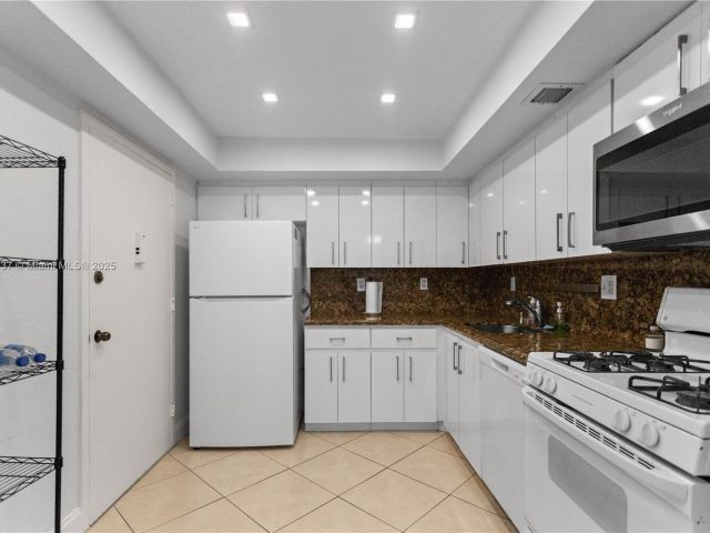 Apartment for sale  Unit #1710 - photo 6605525