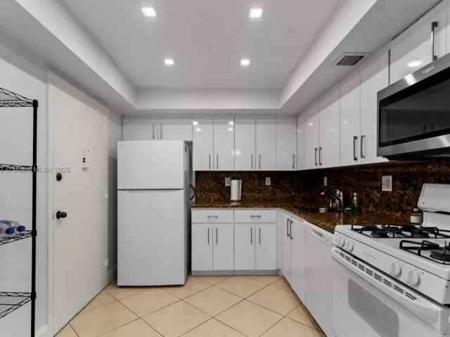 2-bedroom condo for sale in Hallandale Beach - 2030 S Ocean Dr 1710 - MondialRealty