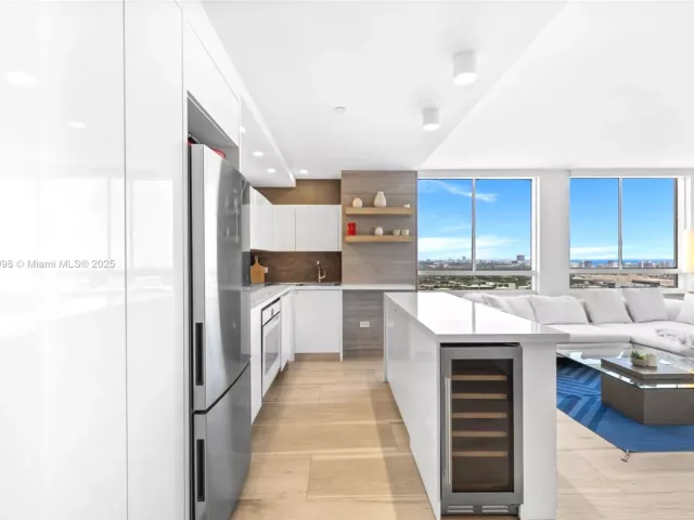 2-bedroom condo for sale in Miami Beach - 1330 West Ave 3407 - MondialRealty