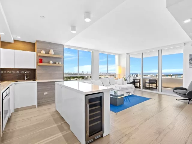 2-bedroom condo for sale in Miami Beach - 1330 West Ave 3407 - MondialRealty