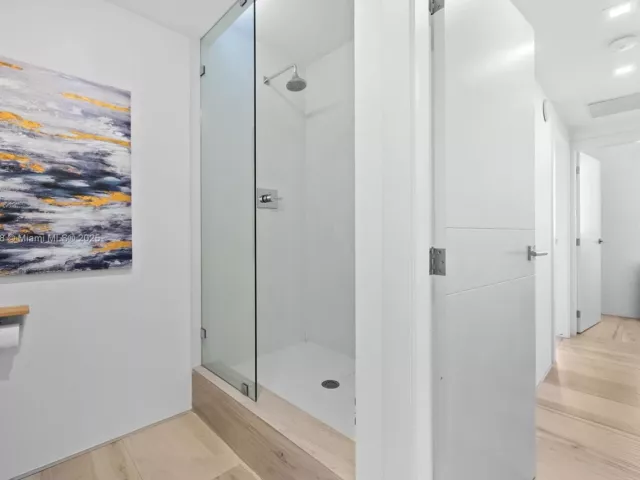 2-bedroom condo for sale in Miami Beach - 1330 West Ave 3407 - MondialRealty