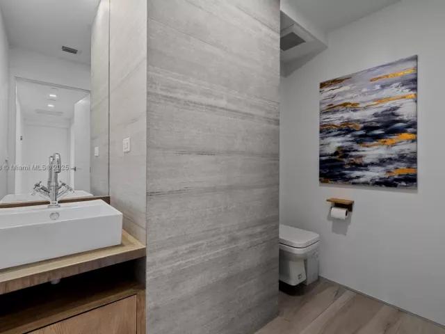 2-bedroom condo for sale in Miami Beach - 1330 West Ave 3407 - MondialRealty