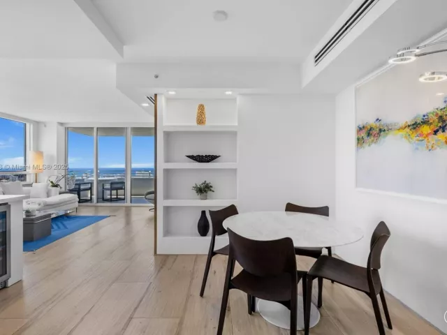 2-bedroom condo for sale in Miami Beach - 1330 West Ave 3407 - MondialRealty