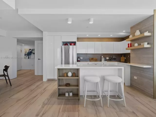 2-bedroom condo for sale in Miami Beach - 1330 West Ave 3407 - MondialRealty