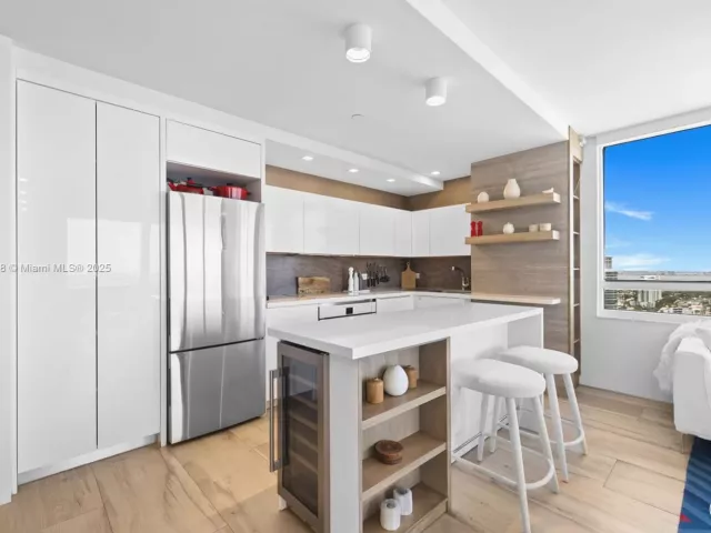 2-bedroom condo for sale in Miami Beach - 1330 West Ave 3407 - MondialRealty