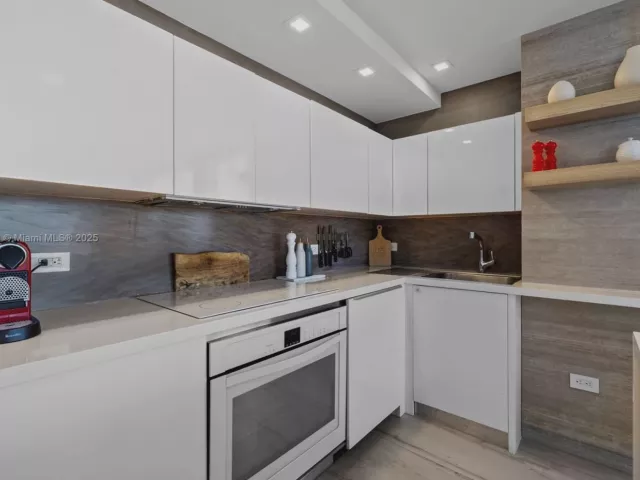 2-bedroom condo for sale in Miami Beach - 1330 West Ave 3407 - MondialRealty