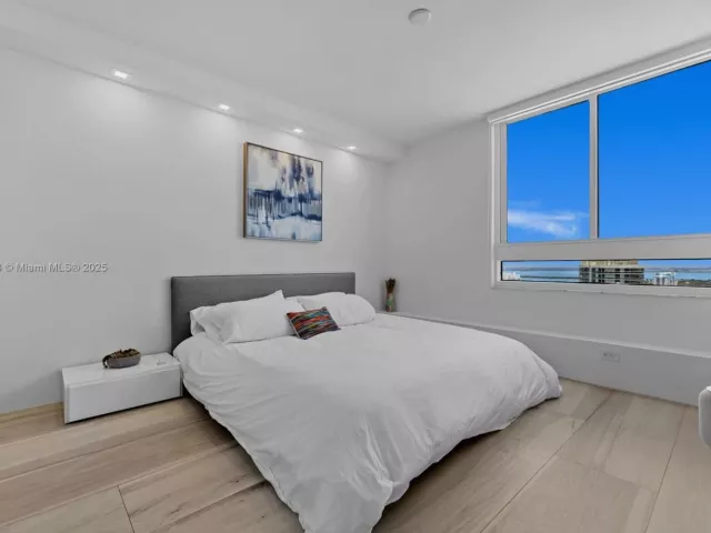 2-bedroom condo for sale in Miami Beach - 1330 West Ave 3407 - MondialRealty