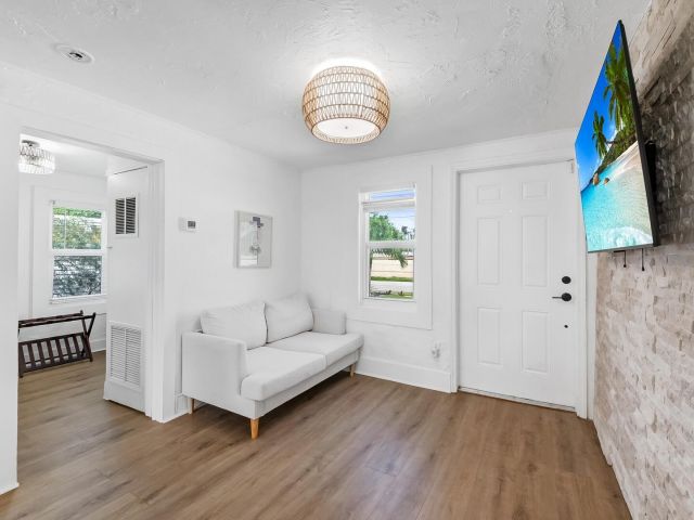 Home for rent at 308 SW 1st Street - photo 6606573