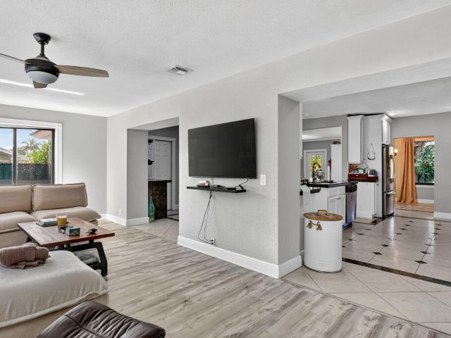 Home for sale at 1517 SE 4th Court - photo 6622038