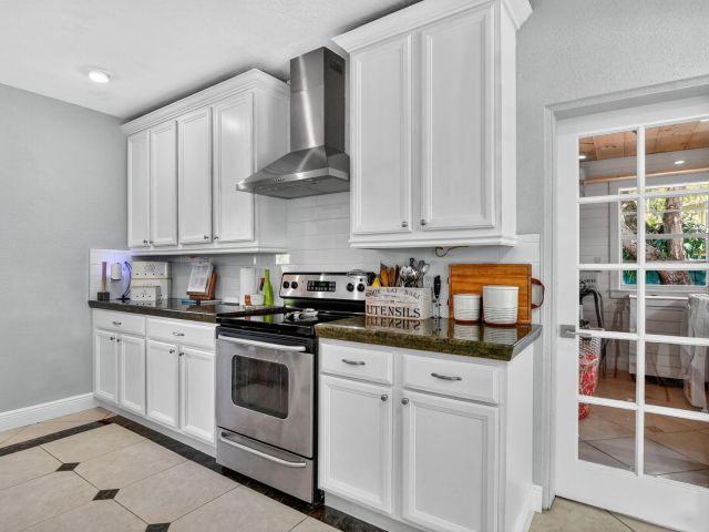 Home for sale at 1517 SE 4th Court - photo 6622042