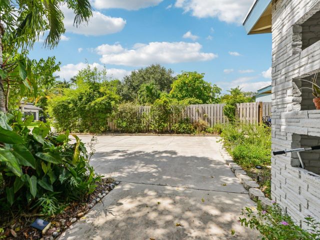 Home for sale at 221 NE 17th Street - photo 6608967