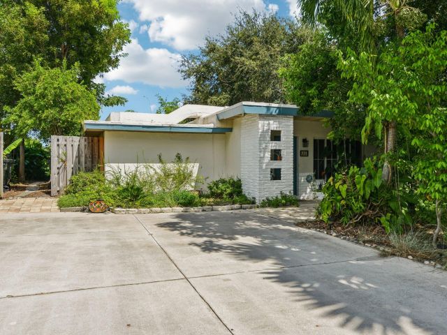 Home for sale at 221 NE 17th Street - photo 6608971