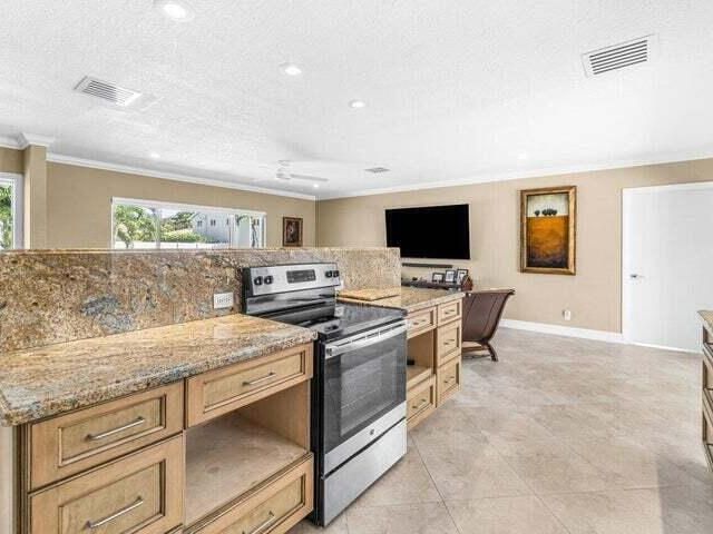 Home for rent at 653 NW 10th Court - photo 6608832