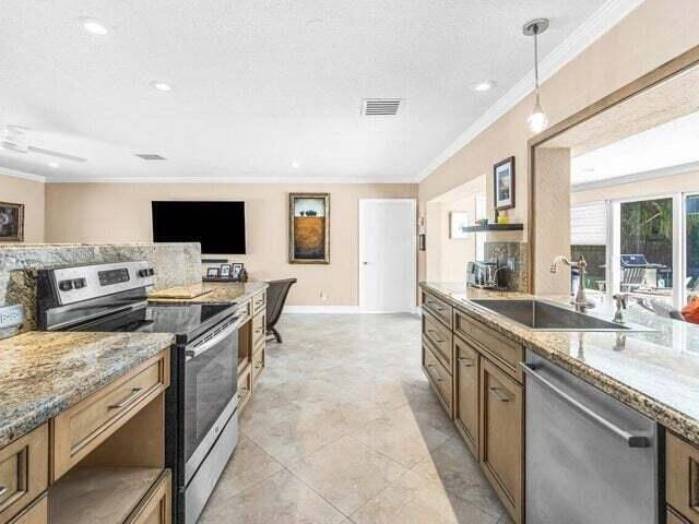 Home for rent at 653 NW 10th Court - photo 6608833