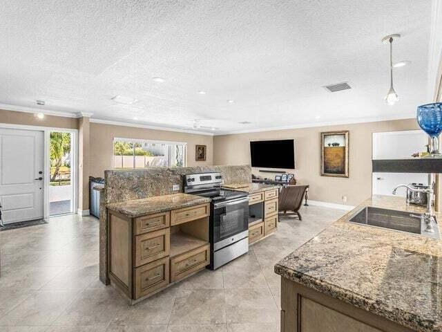 Home for rent at 653 NW 10th Court - photo 6608838