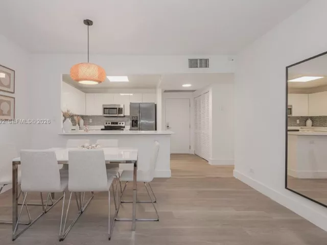 1-bedroom condo for rent in Miami Beach - 2301 Collins Ave 333 - MondialRealty