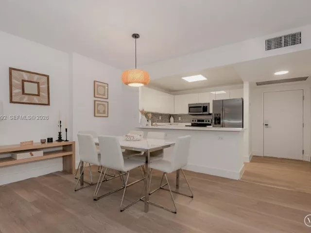 1-bedroom condo for rent in Miami Beach - 2301 Collins Ave 333 - MondialRealty