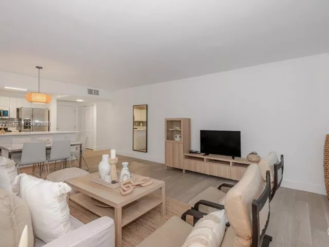 1-bedroom condo for rent in Miami Beach - 2301 Collins Ave 333 - MondialRealty