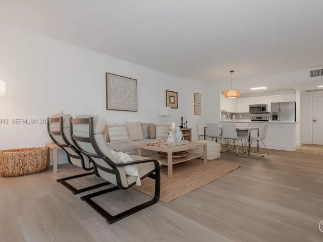 1-bedroom condo for rent in Miami Beach - 2301 Collins Ave 333 - MondialRealty