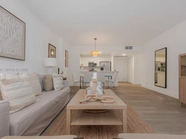 1-bedroom condo for rent in Miami Beach - 2301 Collins Ave 333 - MondialRealty