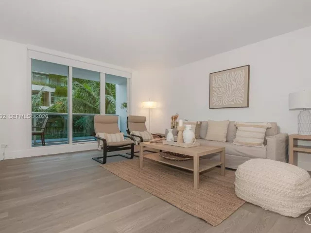 1-bedroom condo for rent in Miami Beach - 2301 Collins Ave 333 - MondialRealty