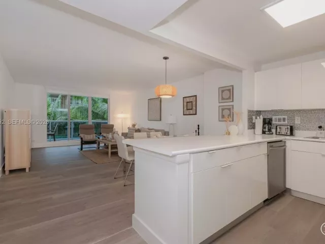 1-bedroom condo for rent in Miami Beach - 2301 Collins Ave 333 - MondialRealty