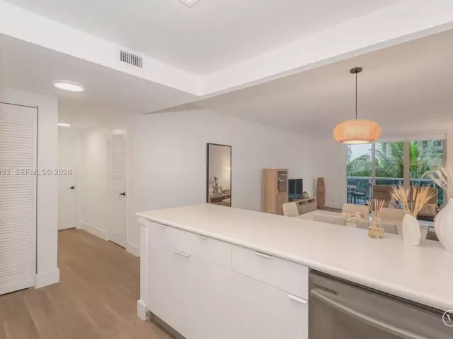 1-bedroom condo for rent in Miami Beach - 2301 Collins Ave 333 - MondialRealty
