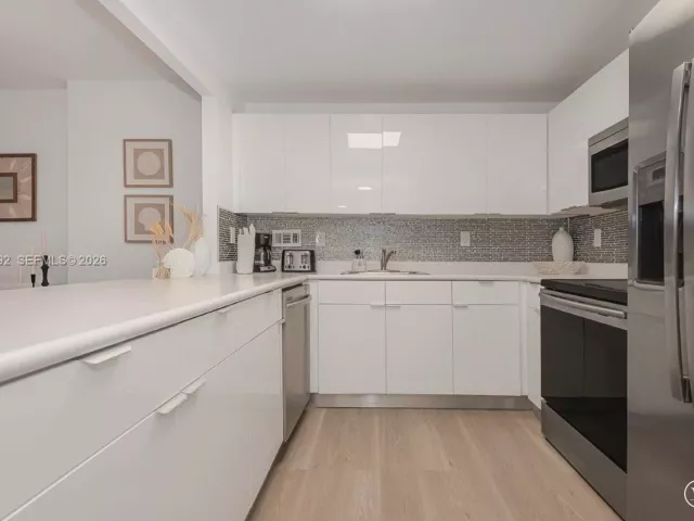 1-bedroom condo for rent in Miami Beach - 2301 Collins Ave 333 - MondialRealty