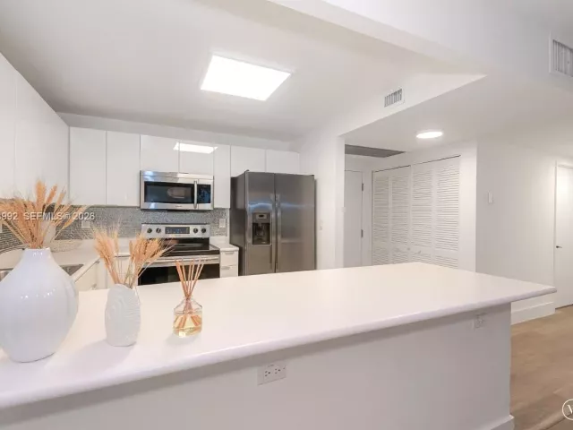 1-bedroom condo for rent in Miami Beach - 2301 Collins Ave 333 - MondialRealty
