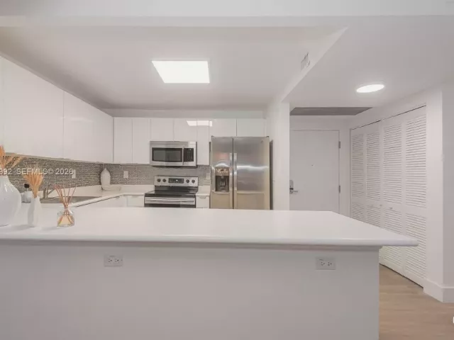 1-bedroom condo for rent in Miami Beach - 2301 Collins Ave 333 - MondialRealty