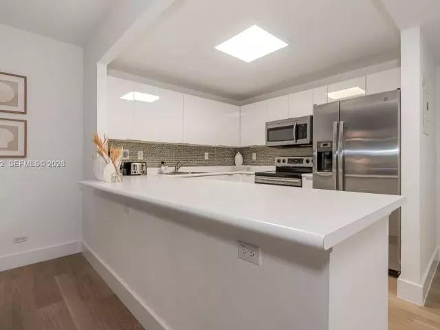 1-bedroom condo for rent in Miami Beach - 2301 Collins Ave 333 - MondialRealty